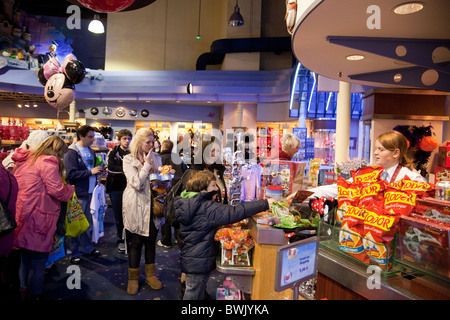 Les gens faire du shopping dans la boutique Disney, le Village, Disneyland Paris, France Banque D'Images