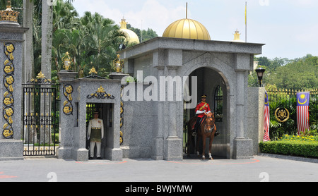 À pied et monté la garde royale au Palais Royal de Kuala Lumpur, Malaisie Banque D'Images