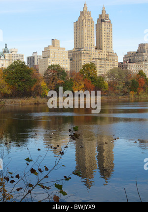 Jacqueline Kennedy Onassis Reservoir avec 'l'Eldorado' dans l'arrière-plan Banque D'Images