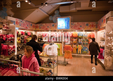 Les boutiques de vêtements pour enfants dans la boutique Disney, le Village, Disneyland Paris, France Banque D'Images