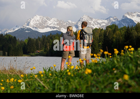 Couple sur la rive du lac à admirer la vue du lac, Gerold, près de Klais, Haute-Bavière, Bavaria, Germany, Europe Banque D'Images