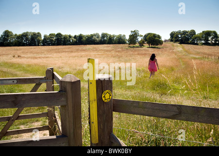 Adolescente marcher dans le pays sur un été, village Lyminge près de Folkestone, Kent UK Banque D'Images