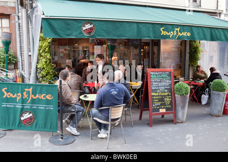 Les personnes bénéficiant d'un verre dans un café, Meaux, Seine et Marne, France Banque D'Images