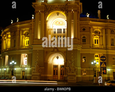 Ancien bâtiment du théâtre d'opéra à Odessa Ukraine nuit Banque D'Images