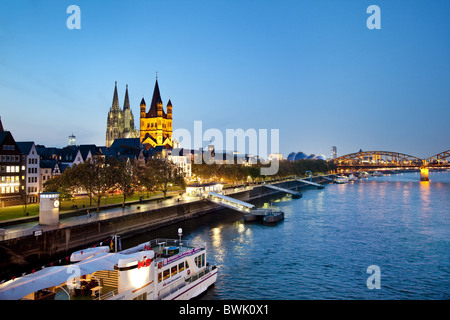 Vue sur le Rhin de la vieille ville avec la cathédrale et église St-Martin, Cologne, Rhénanie du Nord-Westphalie, Allemagne Banque D'Images