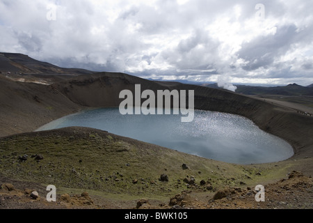 Le lac du cratère sous le ciel assombri, Viti cratère d'Explosion dans la zone géothermique de Krafla, Krafla, Nordurland Eystra, Islande, Europe Banque D'Images