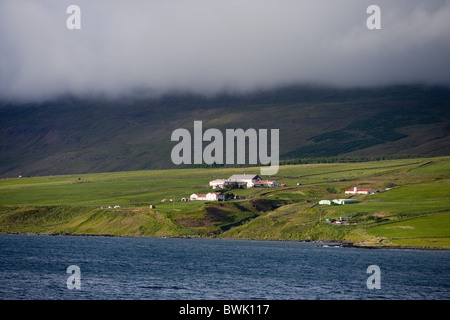 Ferme sur les rives du fjord Eyjafjordur, Nordurland Eystra, Islande, Europe Banque D'Images