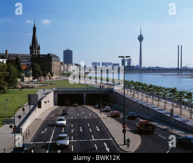 Dusseldorf Sommaire trafic en tunnel road rive du Rhin entrée promenade rive Rhin église tunnel Saint Lambert Banque D'Images