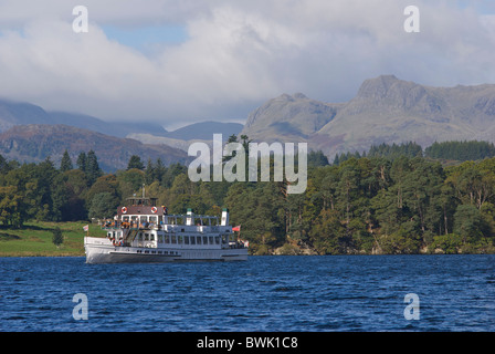 Croisière bateau à vapeur sur le lac Windermere, à Langdale Pikes derrière, Parc National de Lake District, Cumbria, Angleterre, Royaume-Uni Banque D'Images