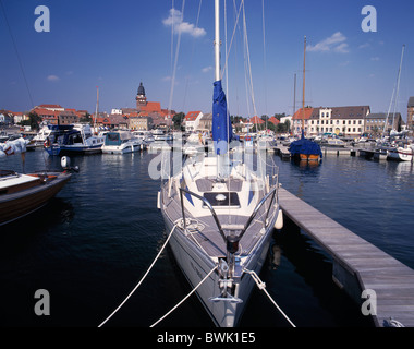 Waren Muritz voiliers bateaux Boat Harbour Harbour port église Saint Marien plaine plaine ge des lacs du Mecklembourg Banque D'Images