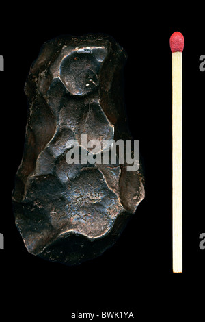 Une météorite de fer échantillon (l'Est de la Sibérie - Russie) avec regmaglyptes. Spécimen de météorite ferreuse avec regmaglyptes. Banque D'Images