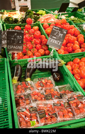 Tomates françaises et espagnoles en vente dans une épicerie à Meaux, Ile de France, Nord de la France, Europe Banque D'Images