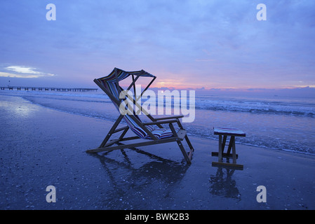 Chaise de plage au lever du soleil, plage de Lido di Venezia, Venise, Vénétie, Italie Banque D'Images