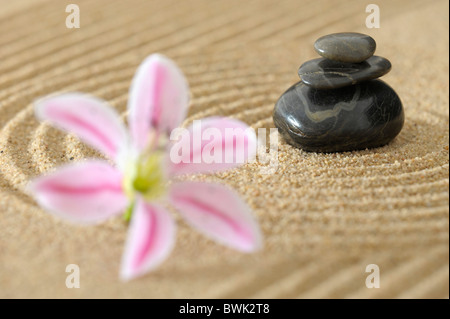 Sable jardin zen en harmonie avec pierres empilées Banque D'Images