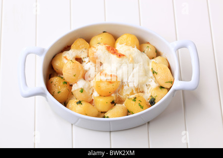 Pommes et crème au four dans une cocotte Banque D'Images