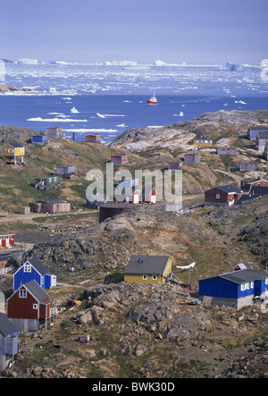 La côte est du Groenland cap Kulusuk Dan village différends aperçu entrée du fjord Ammassalik maisons bois co Banque D'Images