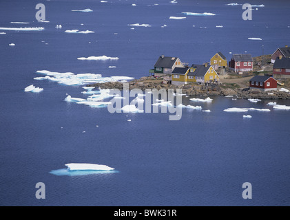 La côte est du Groenland cap Kulusuk Dan village différends aperçu entrée du fjord Ammassalik maisons bois co Banque D'Images