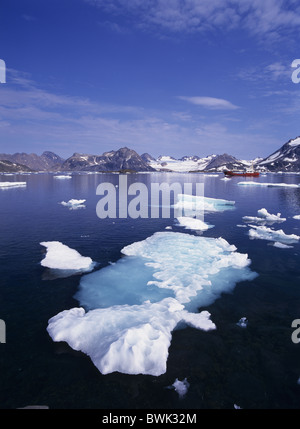 La côte est du Groenland cap Dan Kulusuk Ammassalik côte fjord paysage paysage de glace à la mer Bateau Banque D'Images