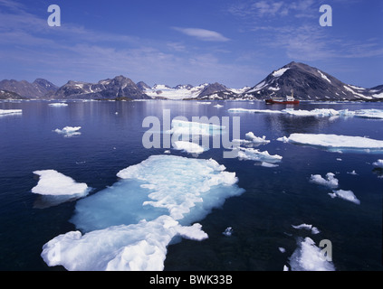 La côte est du Groenland cap Dan Kulusuk Ammassalik côte fjord paysage paysage de glace à la mer Bateau Banque D'Images