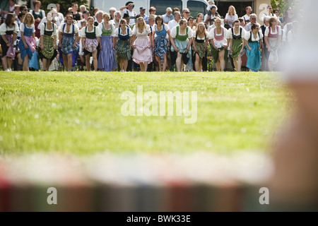 Les jeunes filles portant des dirndl, peut courir, Antdorf, Haute-Bavière, Allemagne Banque D'Images