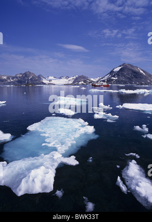 La côte est du Groenland cap Dan Kulusuk Ammassalik côte fjord paysage paysage de glace à la mer Bateau Banque D'Images