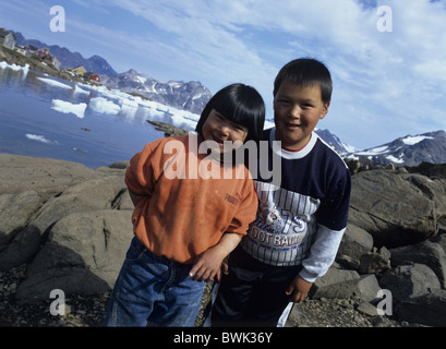 La côte est du Groenland cap Kulusuk dan les enfants deux Inuits Esquimaux portrait Banque D'Images