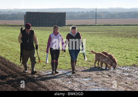 Les gens qui marchent avec leurs chiens dans la campagne, UK Banque D'Images