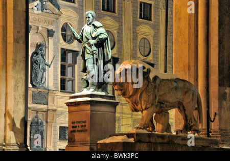 Monument Duc von Tilly et lion en face de Feldherrnhalle à Odeonsplace dans la soirée, l'hiver à Munich, Bavière, Allemagne, E Banque D'Images