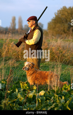 Un Shooter (gun) et son chien en attendant le gibier qui augmente sur un tournage, España Banque D'Images