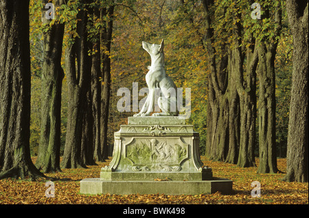 Allée de châtaigniers avec sculpture d'un chien, au château de Nordkirchen, Münster, Rhénanie du Nord-Westphalie, Allemagne Banque D'Images