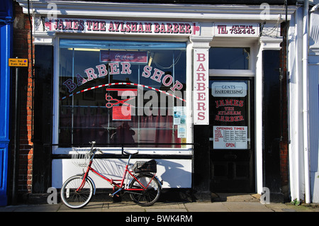 Salon de coiffure, Place du marché, Aylsham, Norfolk, Angleterre, Royaume-Uni Banque D'Images