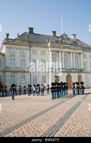 Devoir changer de la garde royale devant le palais d'Amalienborg, Copenhague, Danemark Banque D'Images