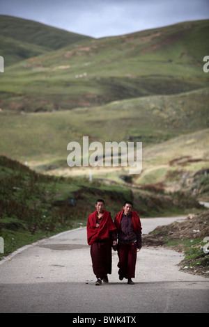 Deux moines de marcher dans les collines autour de Litang, province du Sichuan, sud-ouest de la Chine Banque D'Images