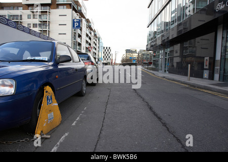 Parking voiture serrés en raison de violation sur grand canal quay Dublin en République d'Irlande Banque D'Images