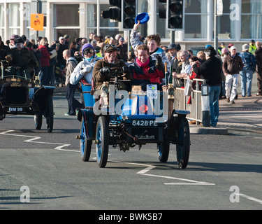 De Dion Bouton 1904 Conducteur Mr Johson et à la famille vétéran Brighton Run voiture 2010 Fini. En arrivant en voiture de Madère en front de mer de Brighton. Banque D'Images