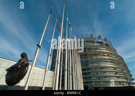 Strasbourg France Europe a coeur de Ludmila Tcherina sculpture art drapeaux drapeaux Parlement Européen Banque D'Images