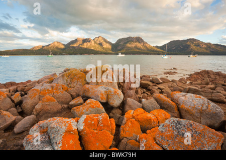 La recherche à travers les dangers de Coles Bay dans le parc national de Freycinet, Tasmanie Banque D'Images