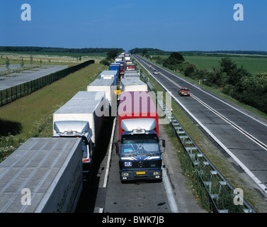 Les marchandises en transit du trafic routier camion de transport voitures camions LKWs embouteillage border crossing Europe Allemagne Banque D'Images