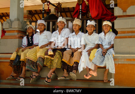 Les élèves de l'école du village de Bali, Ubud célébrer Saraswati journée pour honorer la déesse de la connaissance et de la sagesse. Banque D'Images