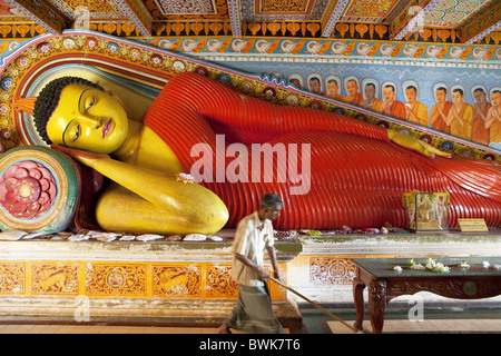 De taille plus grande que la vie à l'intérieur de la statue du Bouddha, Isurumuni Isurumunjya temple Maha Vihara, ville sacrée, Anuradhapura, Sri Lanka, Banque D'Images