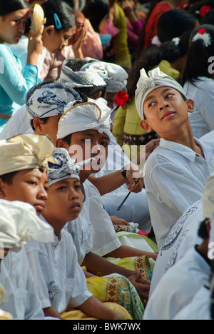 Les élèves de l'école du village de Bali, Ubud célébrer Saraswati journée pour honorer la déesse de la connaissance et de la sagesse. Banque D'Images