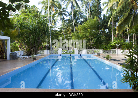 Les jardins et la piscine de la Surya Lanka Ayurveda Beach Resort, Talalla, Matara, côte sud, Sri Lanka, Asie Banque D'Images