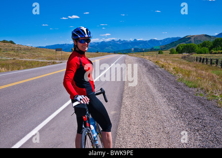 Cycliste sur le San Juan Skyway (Autoroute 62) à Dallas, diviser Uncompahgre National Forest, Colorado Banque D'Images