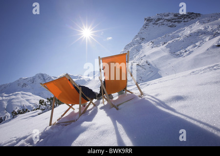 Deux garçons se reposant dans des chaises longues, Galtuer, vallée de Paznaun, Tyrol, Autriche Banque D'Images