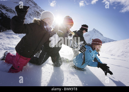 Des enfants jouent dans la neige, Galtuer, vallée de Paznaun, Tyrol, Autriche Banque D'Images