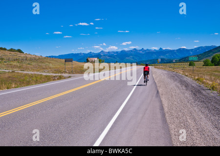 Cycliste sur le San Juan Skyway (Autoroute 62) à Dallas, diviser Uncompahgre National Forest, Colorado Banque D'Images