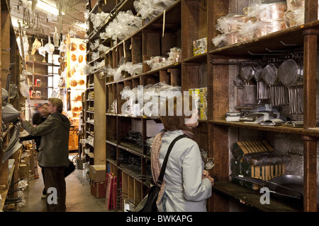 Dehillerin, les gens à l'intérieur de la boutique pour l'équipement de cuisine célèbre, Paris, France, Europe Banque D'Images