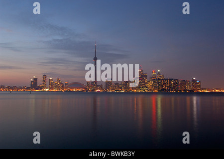 Le lac Ontario lake town city skyline twilight à la tombée de la nuit nuit humeur le Lac Ontario Toronto (Ontario)