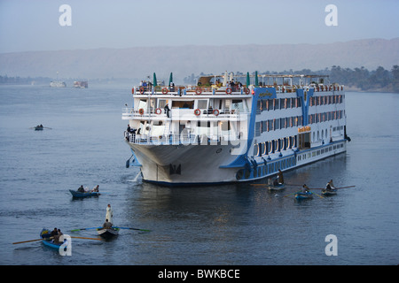 Les vendeurs de souvenirs dans de petits bateaux et navires de croisière, Edfou, Egypte, Afrique du Sud Banque D'Images