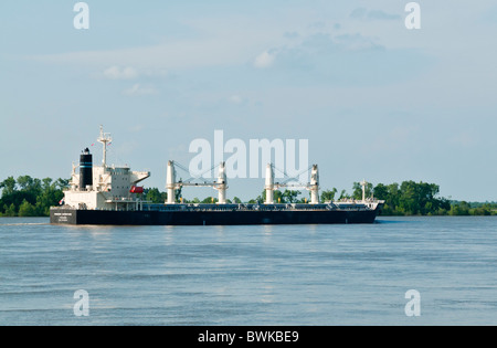 Navire de charge océaniques sur Mississippi River près de vacherie, Louisiane Banque D'Images